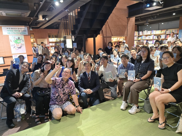 조국혁신당 조국 혁신정책연구원장이 사인회 및 북토크 쇼, 당원 간담회 후 참석자들과 단체 사진촬영을 하고 있다. <박용기 기자>