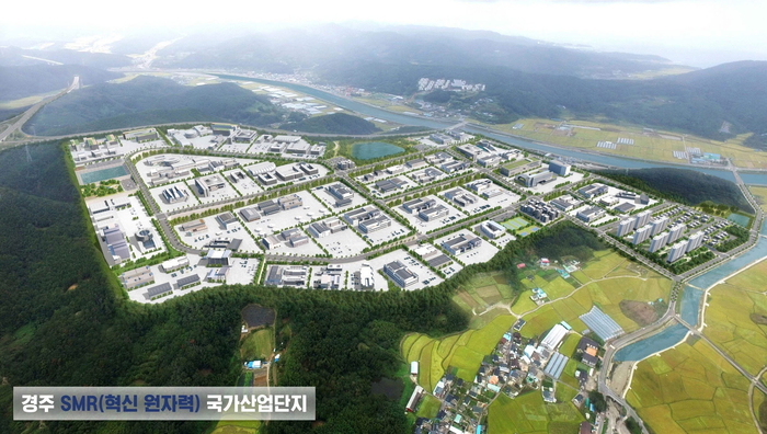 경주 SMR 국가산단은 문무대왕면 일원 113만5천㎡ 부지에 2028년 착공, 2032년 준공을 목표로 조성될 예정이다. 한국토지주택공사(LH)가 사업시행을 맡았다. 산단은 i-SMR 제조와 소재·부품·장비 집적, 글로벌 수출형 공급망 구축을 담당한다.  사진은 SMR 국가산단 조감도. 경주시 제공