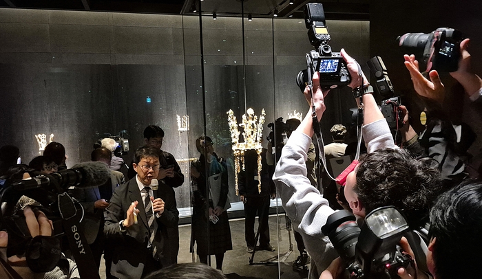지난달 27일 국립경주박물관 특별전 신라 금관, 권력과 위신 언론공개회에서 관계자가 전시 유물인 신라 금관을 설명하고 있다. 이날 공개 행사에 많은 취재진이 몰렸고 금관의 실물을 촬영하고 있다. 장성재 기자