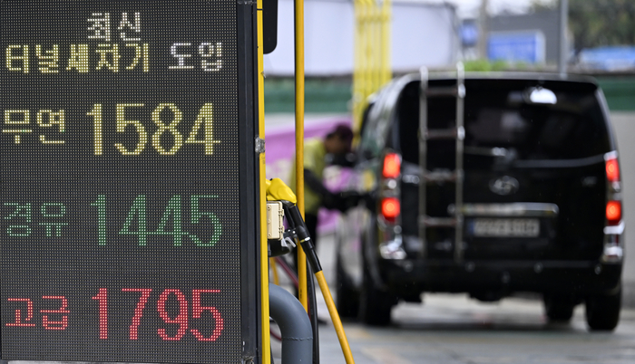 대구의 한 주유소에서 시민이 주유를 하고 있다. 7일 한국석유공사 유가정보시스템 오피넷에 따르면 2월 첫째 주 대구의 휘발유 평균 판매가는 1천647.3원으로 집계됐다. <영남일보 DB>