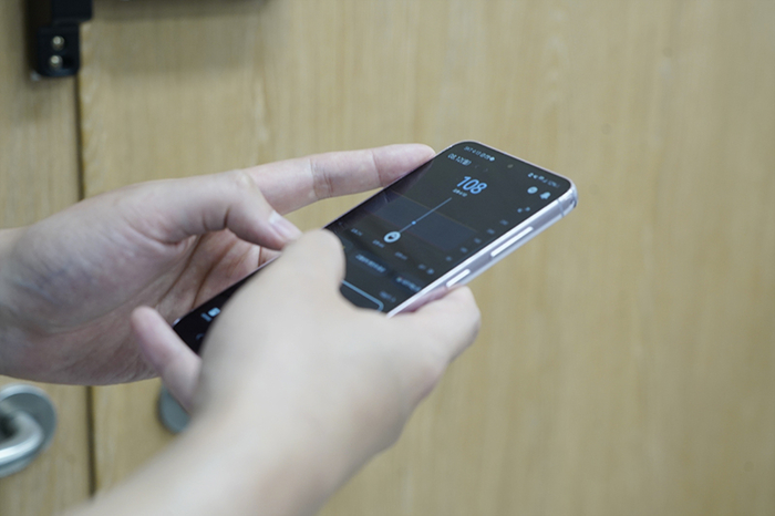 영남대병원 한 의료진이 파스타 앱에 기록된 혈당 수치를 살펴보고 있다.<영남일보 DB>