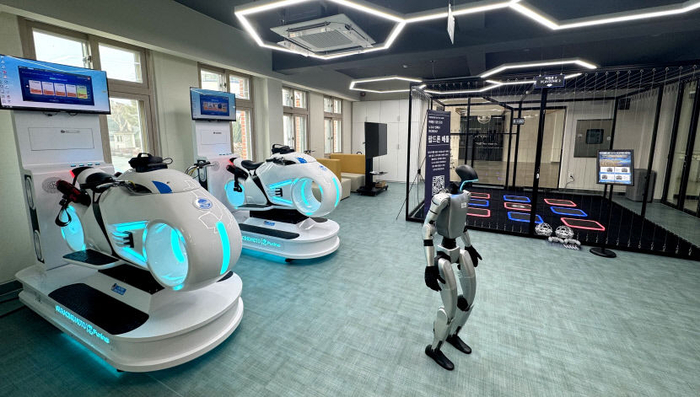 스마트빌리지 조성사업의 일환으로 지난해 옛 신당중학교 부지에 들어선 달서디지털창작센터 디지털놀이터의 모습. VR레이싱, 팝드론, 휴머노이드 로봇 등이 마련돼 있다. 영남일보DB