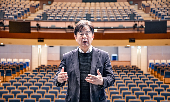 지난달 28일 대구 달서구 대구문화예술회관 공연장에서 김희철 대구문화예술회관장이 앞으로의 운영 계획에 대해 설명하고 있다. 이현덕기자 lhd@yeongnam.com