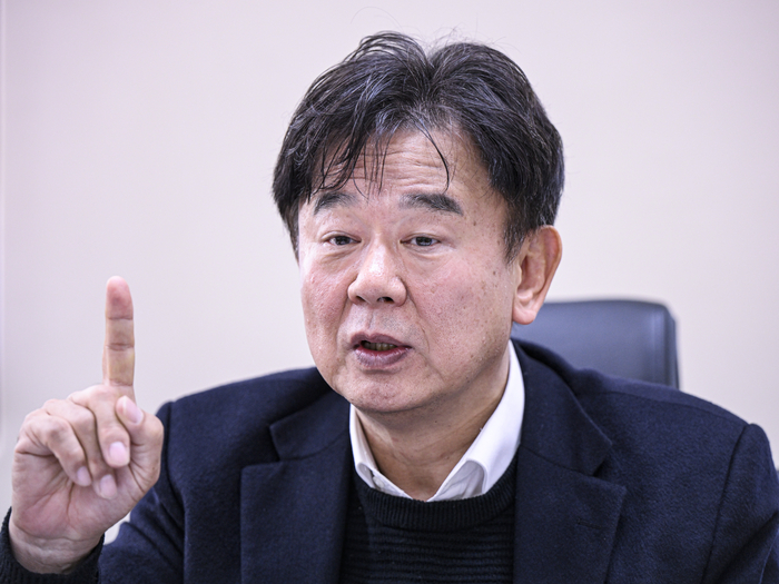 지난달 28일 대구 달서구 대구문화예술회관에서 김희철 대구문화예술회관장이 본보와의 인터뷰를 통해 앞으로의 운영 계획에 대해 설명하고 있다. 이현덕기자 lhd@yeongnam.com