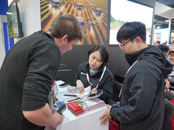 지역 기업들이 CES 2026에서 해외 관람객에게 제품을 홍보하고 있다. <경북대 제공>