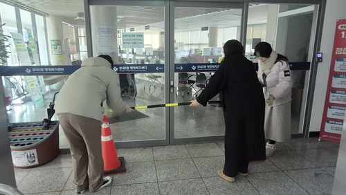 지난달 30일 낮 12시쯤 대구 중구 성내3동 행정복지센터. 센터 직원들이 민원실 점심시간 휴무제 시행에 따라 차단봉을 설치하고 있다. 조윤화 기자