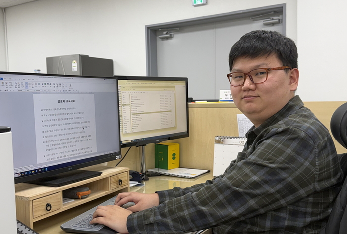 외국인 계절근로자 도입과 현장 관리를 담당하고 있는 우상익 봉화군농업기술센터 농촌활력과 농촌인력팀 주무관이 사무실에서 근로자 교육 자료를 정리하고 있다. 황준오 기자