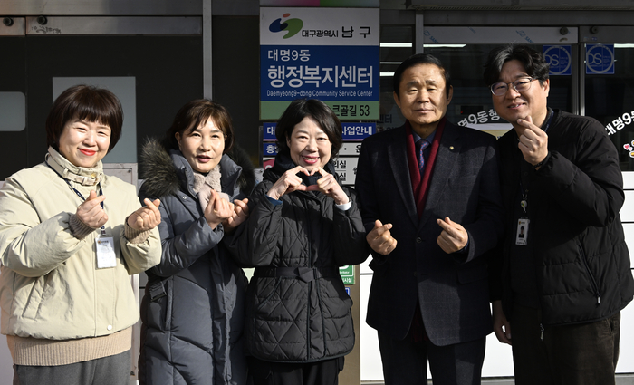 대구 남구 대명9동 행정복지센터에서 이승사자단 자원봉사자들이 어려운 이웃을 위해 봉사하는 마음을 담아 손하트를 만들고 있다. 왼쪽부터 박현정 대명9동장, 김서영 이승사자단 위원장, 단원 정복희·이갑 씨, 김효진 복지팀장. 이윤호기자 yoonhohi@yeongnam.com