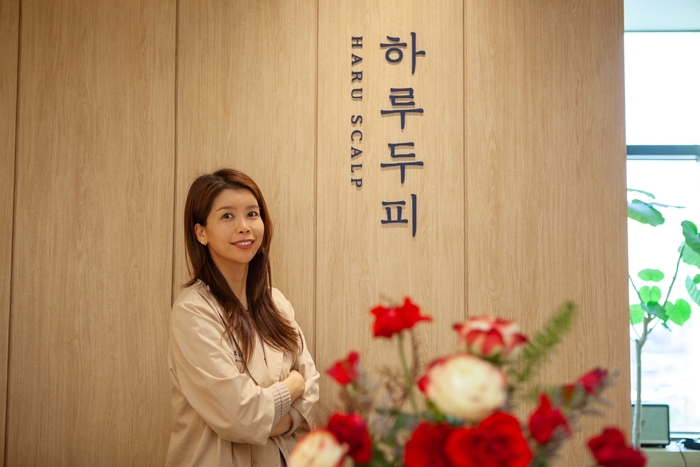 하루두피 대구 수성점 내부에서 지은유 하루두피 대구 수성점장이 포즈를 취하고 있다. 예방 중심 두피 관리 철학을 내세운 하루두피는 치료 이전 단계의 두피 환경 개선을 핵심 관리 방향으로 제시하고 있다.<영남일보 DB>