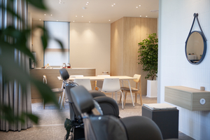 하루두피 대구 수성점 내부 전경. 원목 소재와 식물을 활용한 인테리어로 안정감을 살렸으며, 독립적인 관리 공간과 상담 동선을 분리해 방문 고객들이 차분한 환경에서 두피 진단과 관리를 받을 수 있도록 설계됐다.<영남일보 DB>