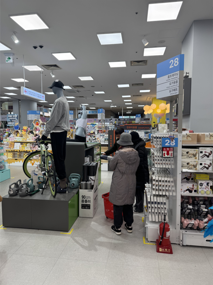 31일 오전 11시 30분쯤 다이소 대구산격유통단지점에는 남녀노소를 불문하고 물건을 사러 온 고객들로 붐볐다. 이남영기자 lny0104@yeongnam.com