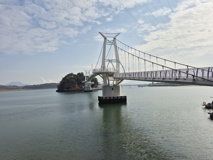 망덕포구에서 본 별헤는 다리와 배알도, 남해 바다. 그 뒤 연기 오르는 곳은 하동 화력발전소이다.