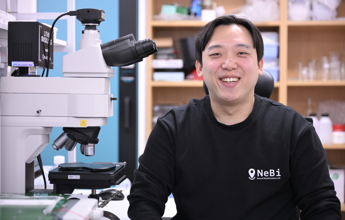 경북대 신효근 교수(전자공학부· 공학박사)가 창업해 개발 중인 동물용 번역 디바이스에 대해 설명하고 있다. 이 디바이스는 동물의 뇌파를 분석해 사람의 언어로 변환시켜주는 고난도 기술이 집약돼 있다. 이현덕기자 lhd@yeongnam.com