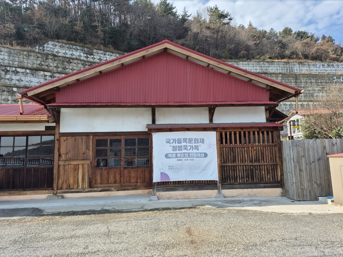 시인 윤동주의 자필 시집을 마루 밑 항아리에 숨겨뒀던 국가등록문화재 정병욱 가옥. 문학의 성지가 됐다.