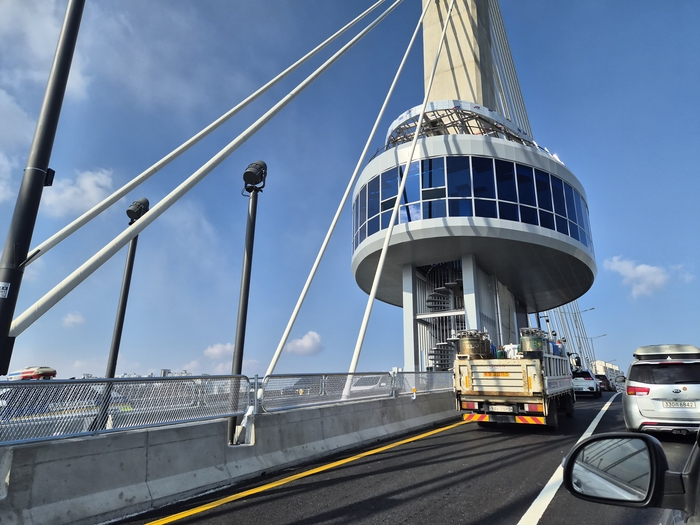 해오름대교가 2일 오후 2시 임시 개통을 했다. 해오름대교에 위치한 전망대.