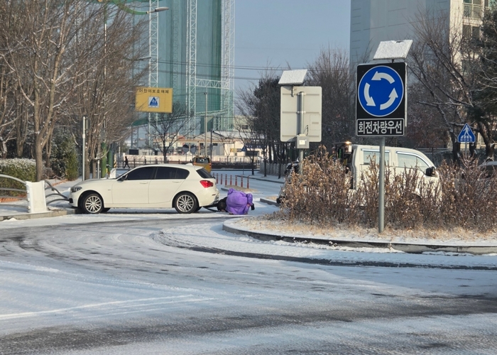 2일 대구 동구 율하동 한 회전교차로에서 눈길에 미끄러진 차량이 견인차 도움을 받아 이동 중인 모습. 최시웅기자