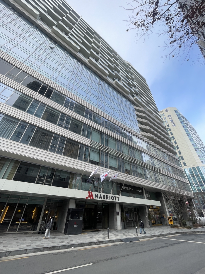 대구 건설기업 <주>서한이 동구 신천동  대구 메리어트호텔의 최대 주주 지분을 매입하는 계약을 체결했다.  사진은 2일 오후 메리어트호텔 전경. 윤정혜 기자