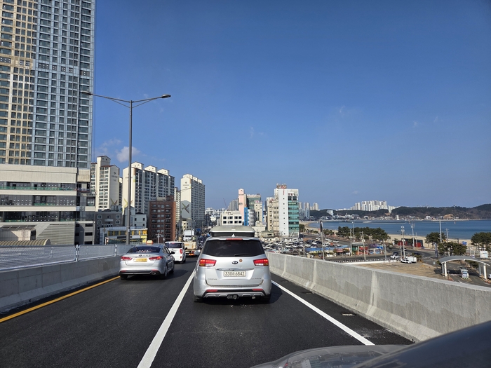 해오름대교가 2일 오후 2시 임시 개통을 했다. 해오름대교를 차량들이 통과하고 있다.