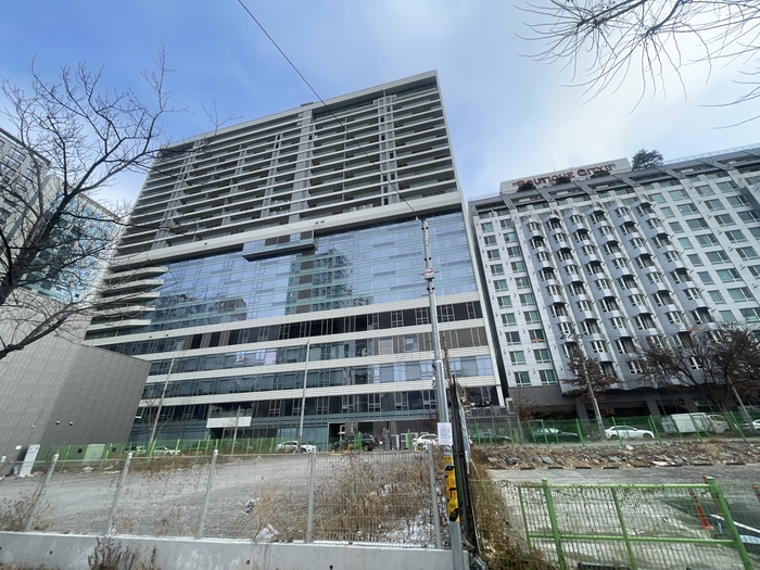 서한이 지분 인수에 나선 대구 메리어트호텔 전경. 건물 앞 부지는 서한이 시공을 맡은 시니어 레지던스가 지어질 부지. 윤정혜 기자