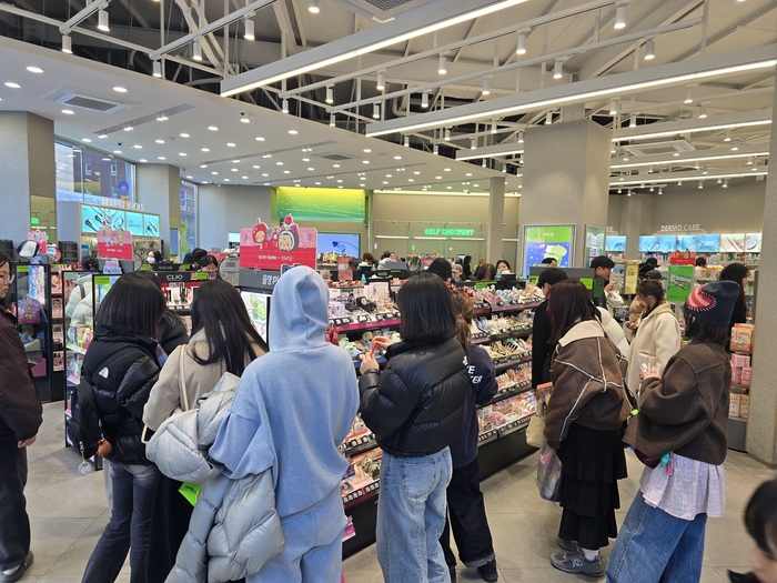 외국인 관광객들이 많이 찾는 곳으로 알려진 대구 동성로 화장품 매장에도 단체 외국인 관광객은 없었다.  김현목 기자