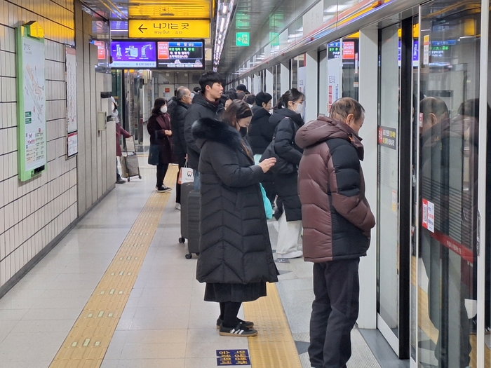2일 오전 8시 대구 달서구 진천역 승강장이 출근길 시민들로 붐비고 있다. 강승규 기자