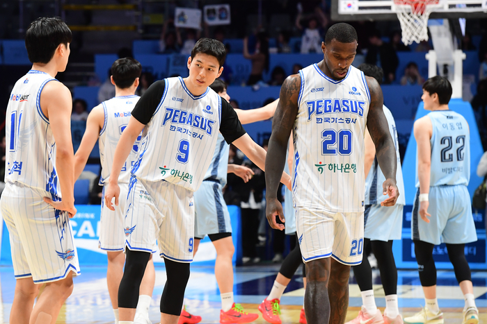 지난 1일 고양소노아레나에서 열린 2025-2026시즌 LG전자 프로농구 대구 한국가스공사 페가수스와 고양 소노 스카이거너스의 경기 종료 후 라건아(맨 앞 오른쪽)를 비롯한 가스공사 선수들이 코트를 빠져나오고 있다. <KBL 제공>