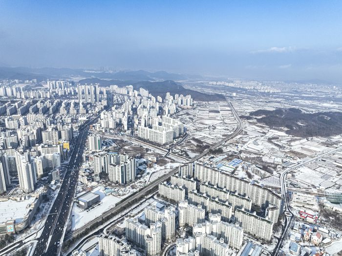 2일 오전 대구 수성구와 경북 경산시 일대에 내린 눈이 도심과 외곽을 덮으며 겨울 설경을 이루고 있다. 대구지방기상청은 절기상 봄을 앞두고 있지만 당분간 맑고 추운 날씨가 이어질 것으로 예보했다.
이현덕기자 lhd@yeongnam.com