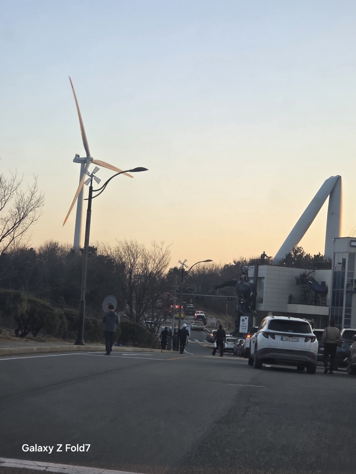 2일 오후 4시 40분쯤 경북 영덕군 창포풍력발전단지에서 풍력발전기 1기가  꺽이는 사고가 발생했다.(영남일보 독자 제공)