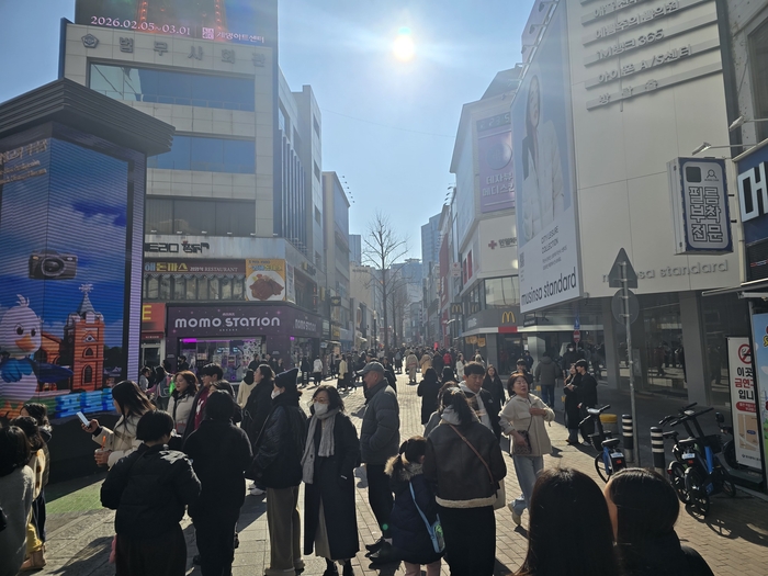 지난 1일 기온이 다소 오르면서 많은 시민들이 대구 동성로를 찾았으나 외국인 관광객의 모습은 찾아보기 힘들었다. 김현목 기자