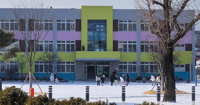 2일 오전 대구 중구 동인초등학교 운동장에서 학생들이 쉬는 시간 눈싸움을 하며 즐거운 시간을 보내고 있다. 조윤화기자