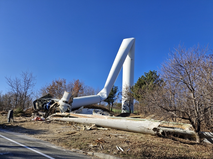 지난 2일 오후 4시 40분쯤 경북 영덕군 영덕읍 창포리 풍력발전단지에서 풍력발전기 1기가 꺾이며 넘어지는 사고가 발생했다. 사고 하루 뒤인 3일 오전 현장 모습. 남두백 기자