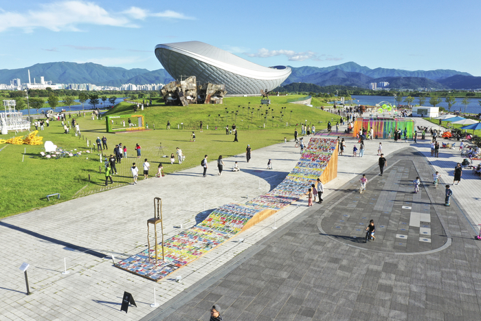 지난해 강정보 디아크 광장에서 열린 달성 대구현대미술제 모습. <달성문화재단 제공>