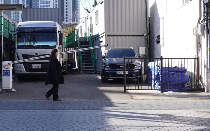 3일 오후 대구 중부경찰서 뒤편에 설치됐던 대구여자경찰서 터 안내 표지판이 감쪽같이 사라져있는 모습. 박지현기자 lozpjh@yeongnam.com