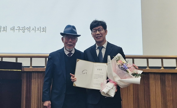 3일 오전 11시 대구문화예술회관 달구벌홀에서 열린 한국미술협회 대구지회 2026 정기총회에서 24대 회장으로 선출된 노인식 회장(오른쪽)이 정은기 선거관리위원장과 기념사진을 찍고 있다. <한국미술협회 대구지회 제공>