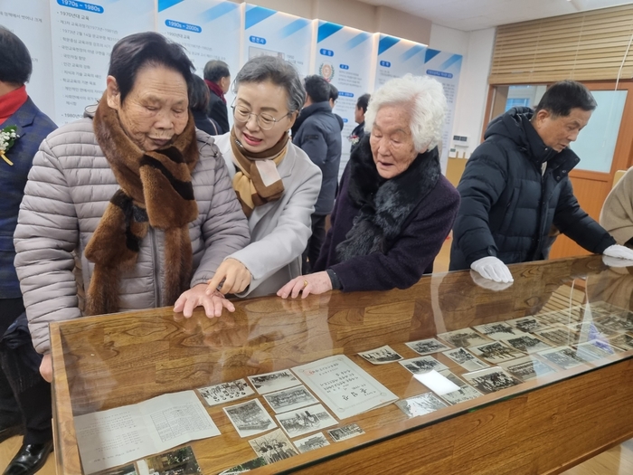 지난달 24일 경북 경산시 진량초등학교 내에서 역사관 개관식이 열린 가운데, 최종선·우상술 동문 등이 비치된 사진 자료를 살펴보고 있다.