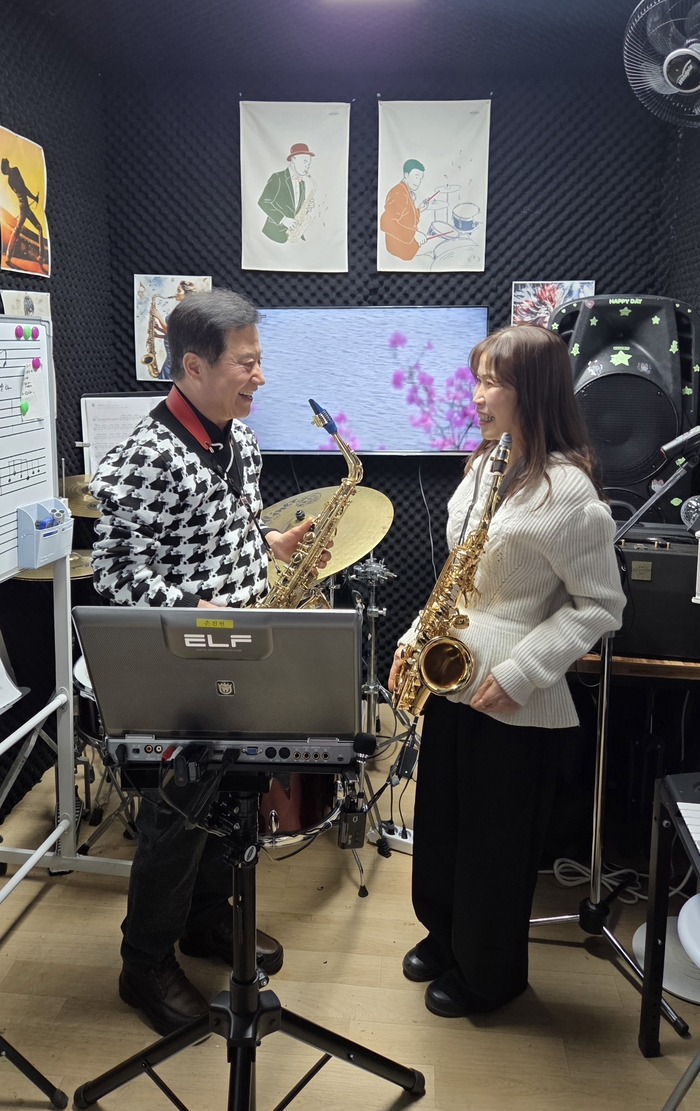 경북 경산시 사동에서 23년째 치킨 가게를 운영하고 있는 손건헌·이연자씨 부부가 가게 안 작은 방에 마련한 연습실에서 연주 연습을 하고 있다.