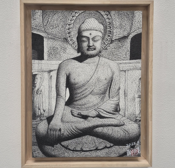 손원조 경주벼루박물관장이 석굴암 본존불을 담아낸 펜화. 장성재기자 blowpaper@yeongnam.com