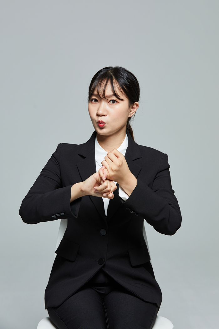 수어에서는 손동작뿐만 아니라 표정이나 몸의 움직임 같은 비수지신호도 의미 전달에 중요한 역할을 한다. <게티이미지뱅크>