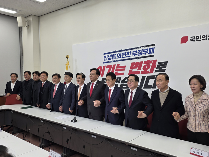 야당 소속 시도지사들이 2일 국민의힘 송언석 원내대표 등을 만나 행정통합에 관해 논의하고 있다. 서정혁기자 seo1900@yeongnam.com