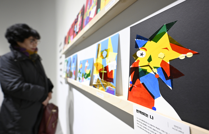 3일 오후 대구 달서구 대구문화예술회관에서 열린 2025 찾아가는 미술교실 결과전-보이는 대로 느끼는 대로 전시를 찾은 시민들이 초등학생들의 작품을 감상하고 있다. 대구문화예술회관은 2010년부터 학교를 찾아가 진행하는 교육 기부 미술교육 프로그램 찾아가는 미술교실을 운영하고 있다. 2025년 프로그램에 참여한 학생들 작품 중 260점을 이달 22일까지 전시한다.
이윤호기자 yoonhohi@yeongnam.com