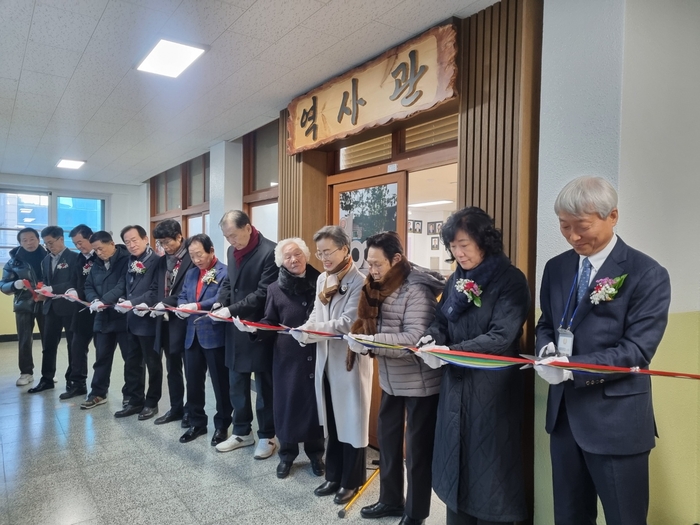 지난달 24일 경북 경산시 진량초등에서 열린 역사관 개관식에서 동문 등이 테이프커팅을 하고 있다.