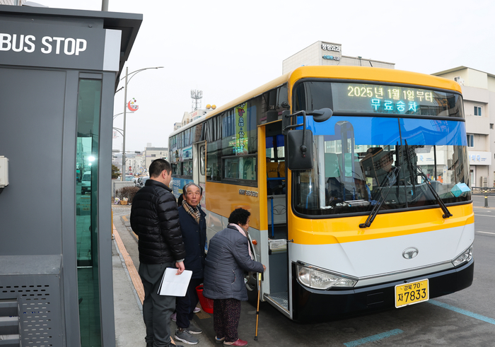 의성군이 시행 중인 버스 무료승차 제도가 어르신들의 활동량 증가로 이어지면서, 지역 경제 활성화에도 한 몫을 하고 있다. 사진은 의성읍 내 한 승장강에서 버스에 오르고 있는 어르신 모습. 마창훈기자 topgun@yeongnam.com