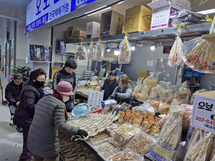새롭게 바뀐 영덕전통시장의 한 건어물 상점에서 고객들이 건어물을 고르고 있다. 남두백 기자