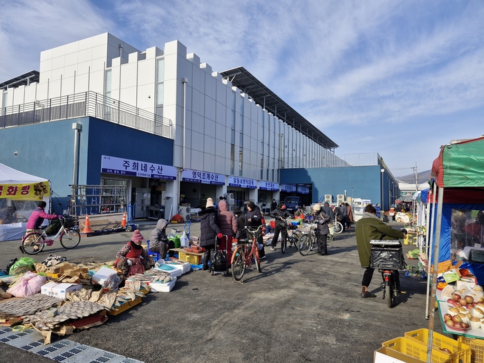 9일 개장식을 앞둔 영덕 전통시장에서 노점상인들이 영덕오일장을 맞아 장사를 하고 있다. 남두백 기자