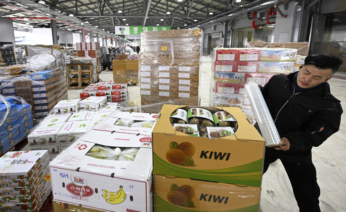 4일 오후 준공된 대구 북구 대구농수산물도매시장 농산A동에서 상인들이 경매에 낙찰된 과일을 포장하고 있다.
이윤호기자 yoonhohi@yeongnam.com