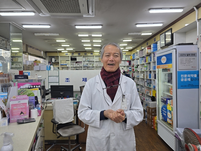 송정약국 정보호 대표약사가 이른 새벽 구미시민들의 건강을 보살피고 있다. 정 약사가 약국에서 환하게 웃고 있다.<박용기 기자>