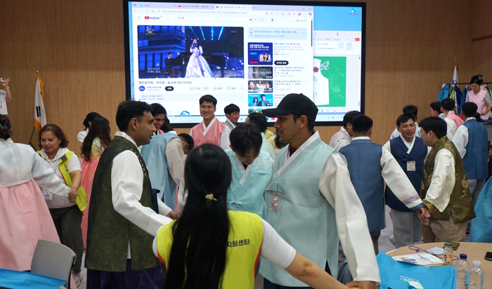 지난해 9월 중소벤처기업진흥공단 대구경북연수원에서 외국인 우수인재 커뮤니티 구축 워크숍에 참여한 외국인들이 한복을 입고 체험 프로그램에 참여하고 있다. 경북도 제공