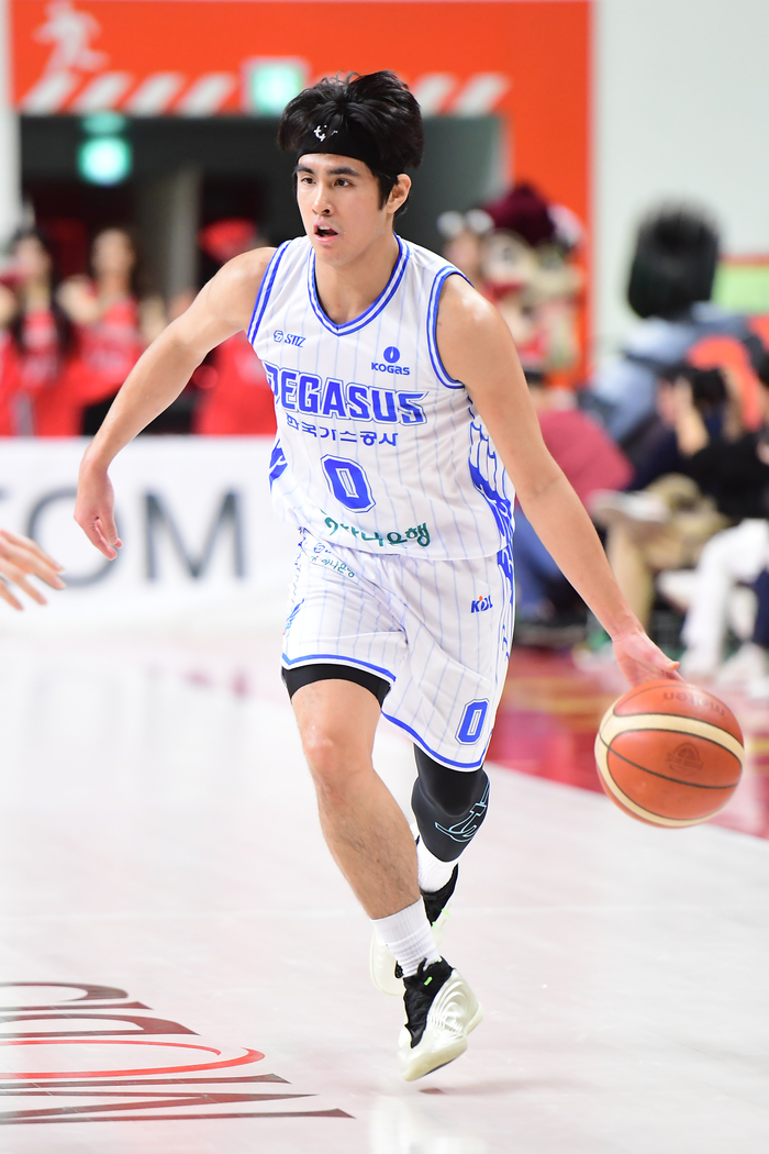 대구 한국가스공사 페가수스의 가드 벨란갤이 지난달 3일 울산 현대모비스 피버스와의 경기에서 돌파를 시도하고 있다. 이날 가스공사는 32득점 6어시스트를 기록한 벨란겔의 활약에 힘입어 승리했다.<KBL 제공>