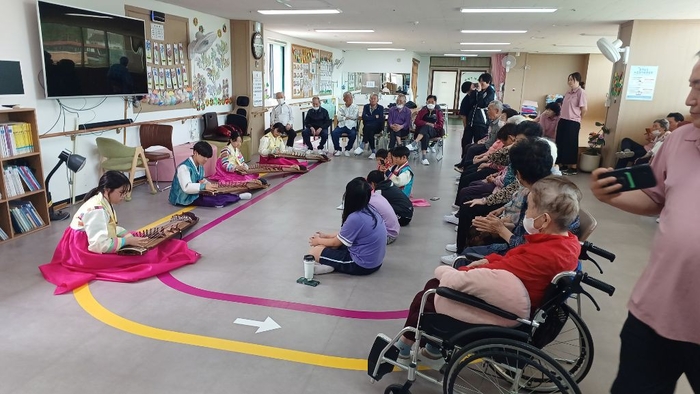 구미 선산초등학교 학생들이 저출생 돌봄 공백 대응의 일환으로 학교와 지역 돌봄 기관 협력체계 강화하고 있다. 경북교육청 제공