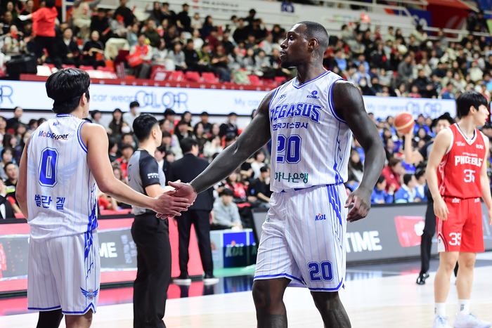 지난달 3일 대구 가스공사의 센터 라건아(오른쪽)가 울산 현대모비스와의 경기 중 벨란겔과 하이파이브를 하고 있다.<KBL 제공>